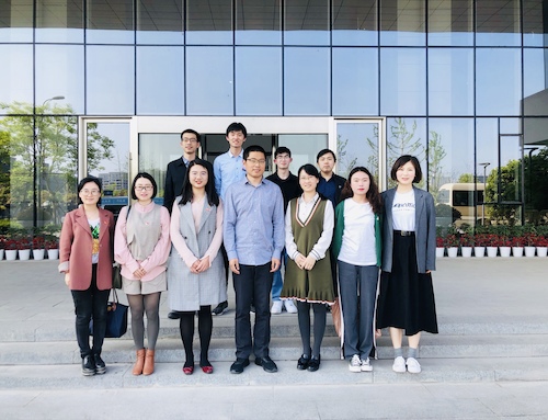 图为：交流会合影