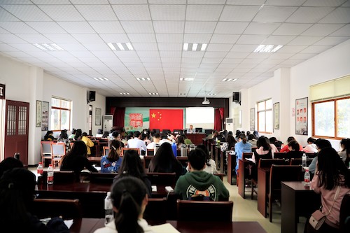 张坤博士为金牌影院
部分发展对象和预备党员在鸭兰村文化礼堂讲解中国共产党的光辉历史