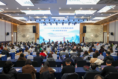 1.全场图（放在第一段的前面）